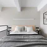 Stylish Designer Loft In Trendiest District *