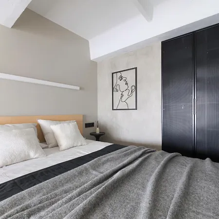 Stylish Designer Loft In Trendiest District *