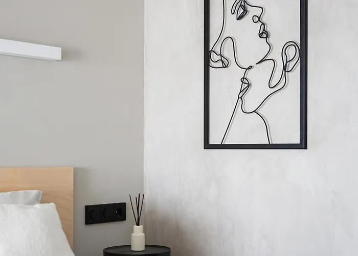 Stylish Designer Loft In Trendiest District *