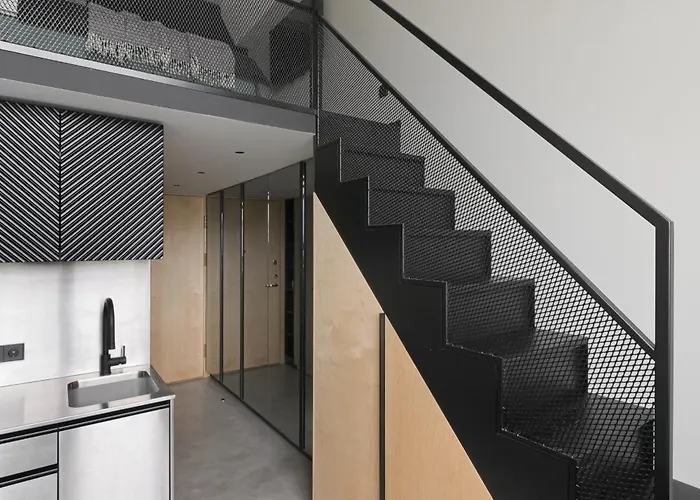 Stylish Designer Loft In Trendiest District *