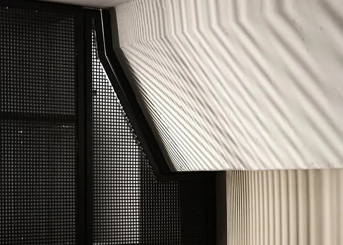 Stylish Designer Loft In Trendiest District *