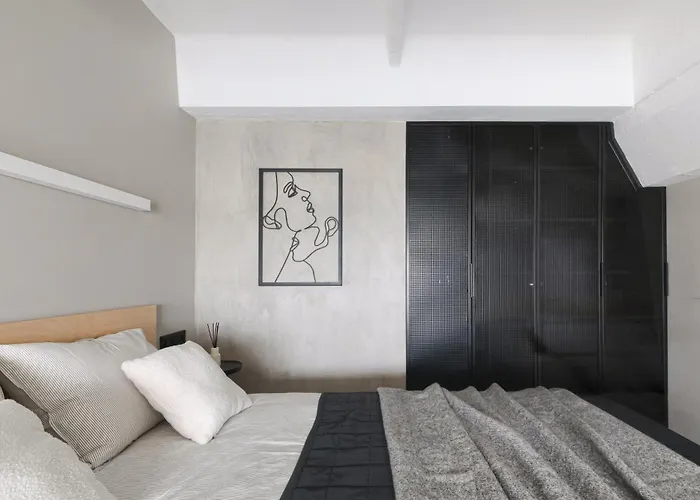 Stylish Designer Loft In Trendiest District *