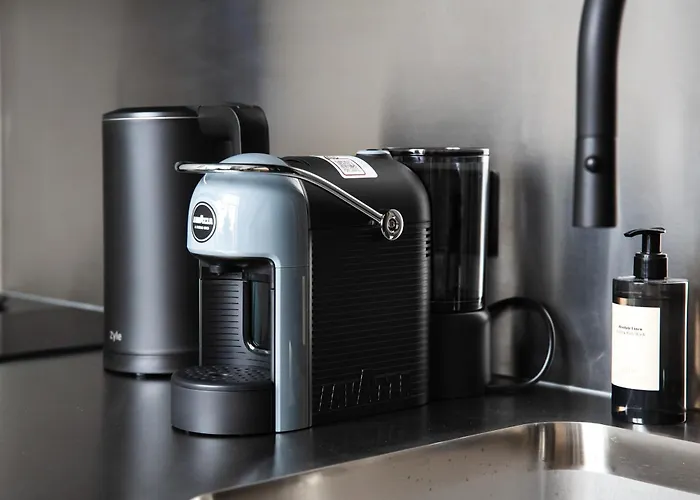 Stylish Designer Loft In Trendiest District Lejlighed *