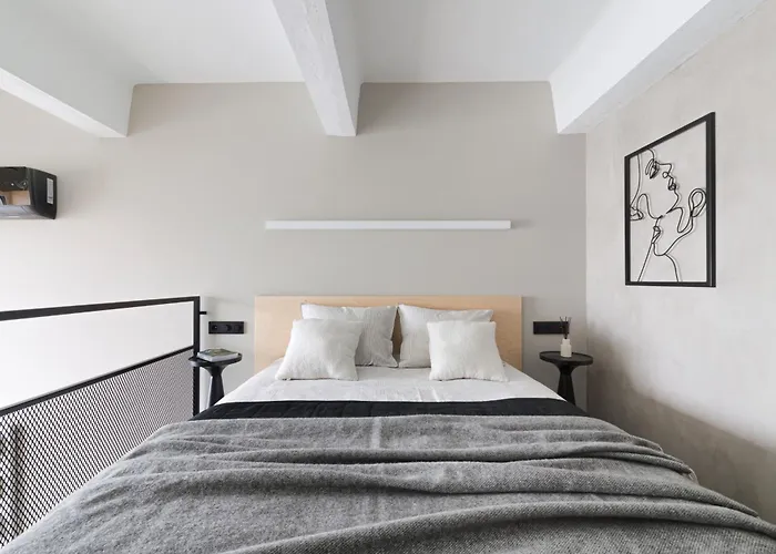 Stylish Designer Loft In Trendiest District *