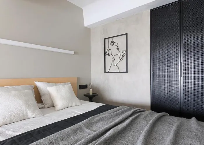 Stylish Designer Loft In Trendiest District *