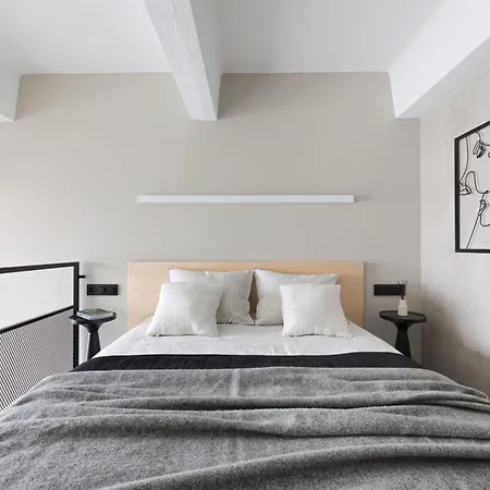 Stylish Designer Loft In Trendiest District *